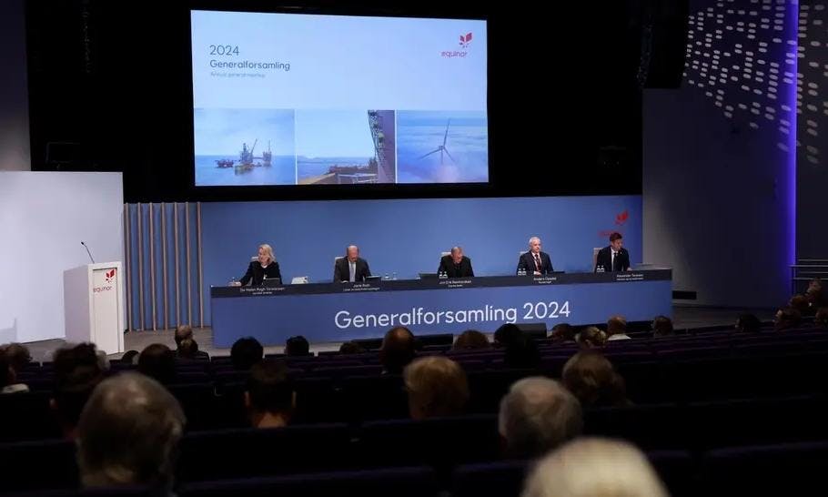 Auditorium med mennersker, scene med kulisser og panel med mennesker. Foto. Arne Reidar Mortensen / Equinor ASA