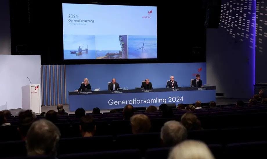 Auditorium med mennersker, scene med kulisser og panel med mennesker. Foto. Arne Reidar Mortensen / Equinor ASA